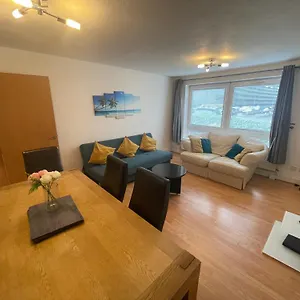 Spacious Near Heathrow With Allocated Parking , Uxbridge United Kingdom
